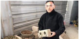 Um pedreiro inventou tijolos de papelão para sua casa e agora eles  são usados em prédios públicos