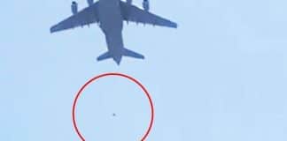 Vídeo# Afegãos desesperados se penduram em aviões Cabul