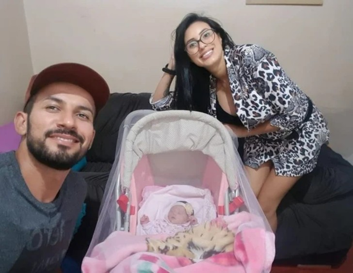 revistapazes.com - Homem é criticado na internet por cuidar do bebê da namorada, que já estava grávida
