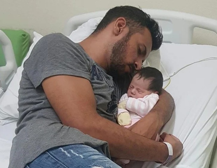 revistapazes.com - Homem é criticado na internet por cuidar do bebê da namorada, que já estava grávida