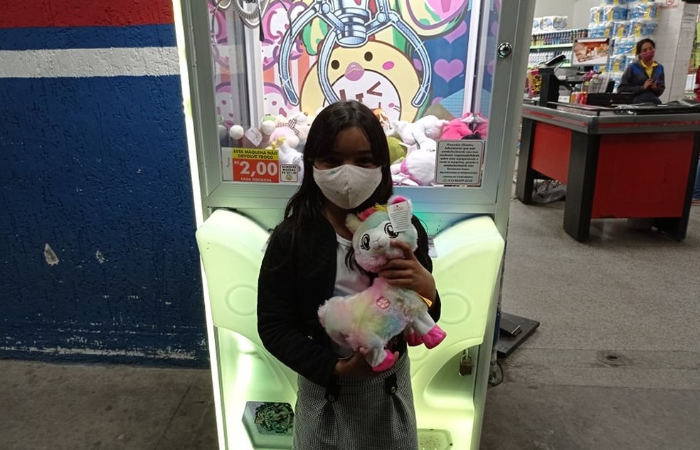 revistapazes.com - Menina de 6 anos pega mais de 50 ursinhos em máquina e doa para crianças carentes de SP