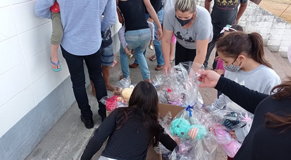 revistapazes.com - Menina de 6 anos pega mais de 50 ursinhos em máquina e doa para crianças carentes de SP
