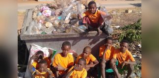 Crianças de Madagascar estão limpando as praias de seu país e salvando tartarugas marinhas