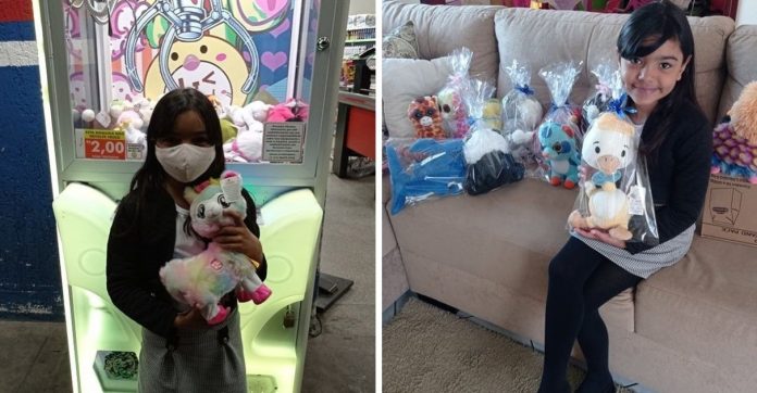 Menina de 6 anos pega mais de 50 ursinhos em máquina e doa para crianças carentes de SP