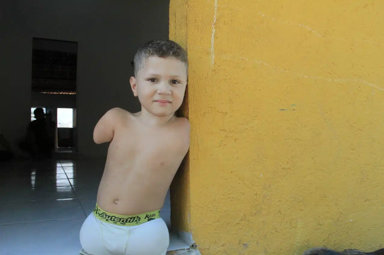revistapazes.com - Criança que nasceu sem braços e pernas pede ajuda para compra de cadeira especial; conheça vaquinha