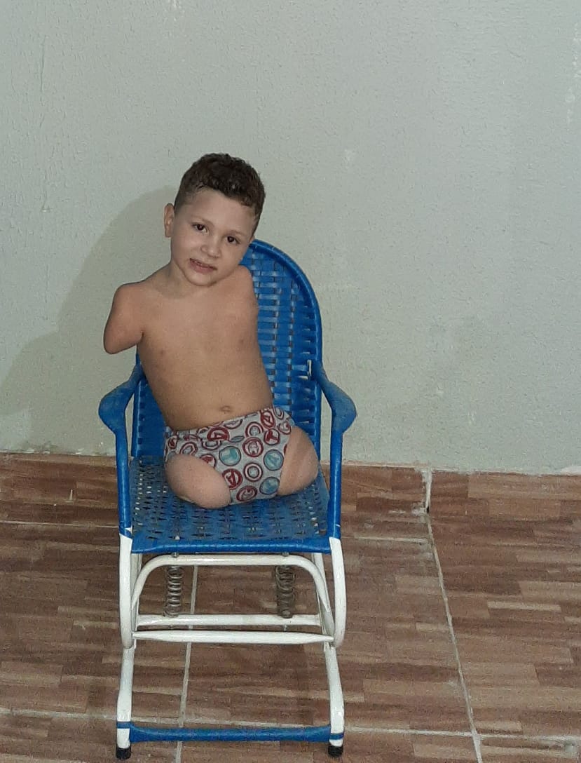 revistapazes.com - Criança que nasceu sem braços e pernas pede ajuda para compra de cadeira especial; conheça vaquinha