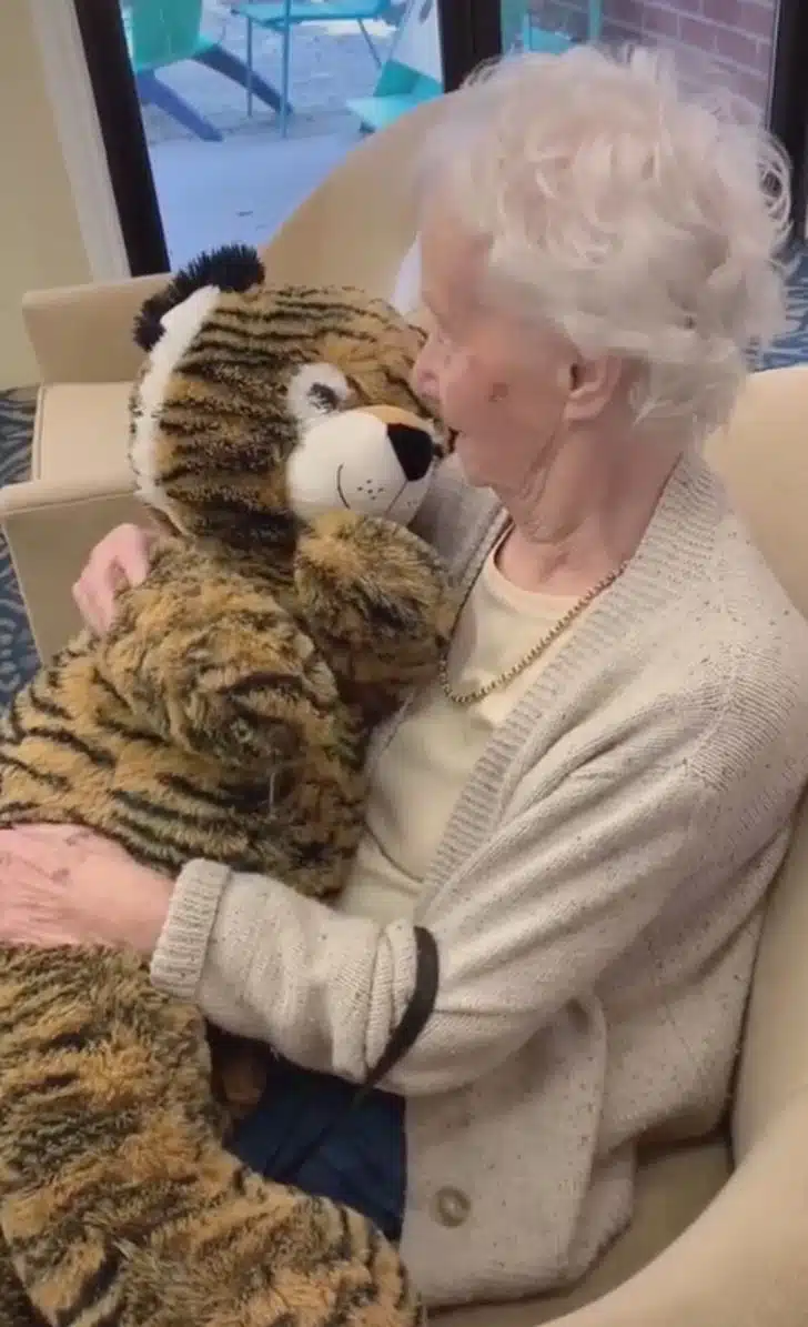 Vovó com demência não para de abraçar ursinho de pelúcia que ganhou de presente de cuidadora revistapazes.com - Vovó com demência não para de abraçar ursinho de pelúcia que ganhou de presente de cuidadora