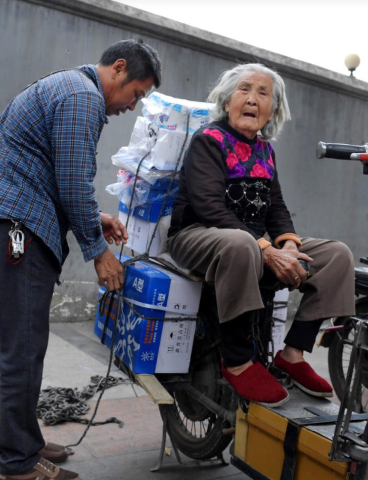 revistapazes.com - Entregador leva sua mãe de 92 anos para trabalhar com ele para que ele possa cuidar dela