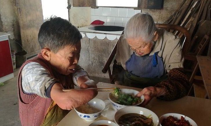 revistapazes.com - Mulher sem braços e pernas cuida da mãe centenária sozinha na China