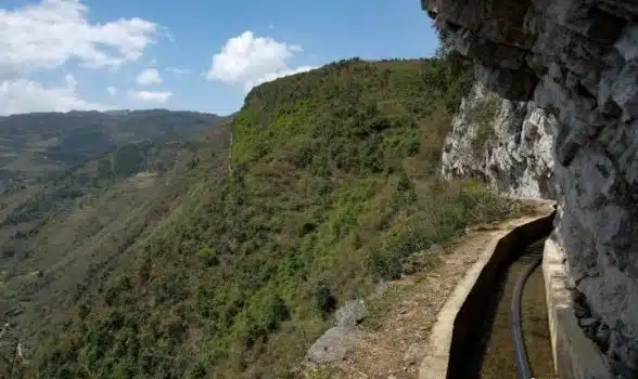 Este homem passou 36 anos esculpindo na encosta da montanha para levar água para sua aldeia revistapazes.com - Este homem passou 36 anos esculpindo na encosta da montanha para levar água para sua aldeia