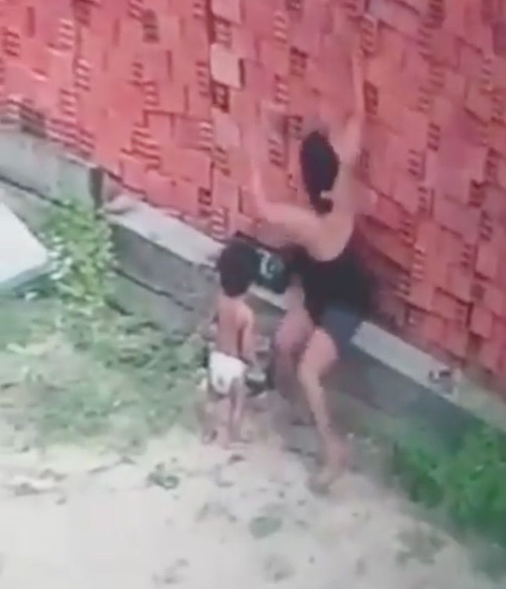 revistapazes.com - Em ato heroico, mãe salva filho de ser esmagado por parede de tijolos; veja o vídeo