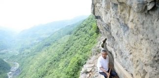 Este homem passou 36 anos esculpindo na encosta da montanha para levar água para sua aldeia