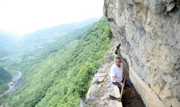 Este homem passou 36 anos esculpindo na encosta da montanha para levar água para sua aldeia