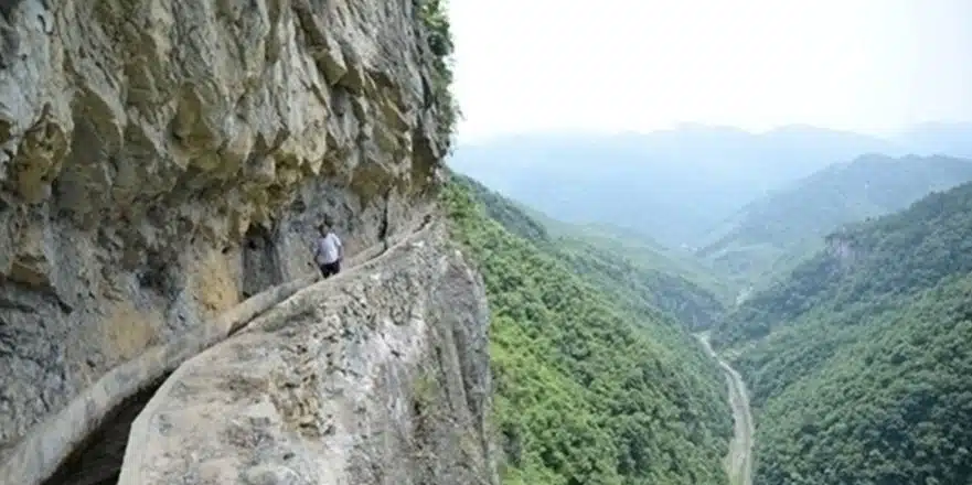 revistapazes.com - Este homem passou 36 anos esculpindo na encosta da montanha para levar água para sua aldeia