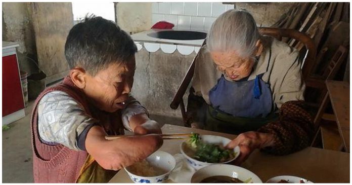 Mulher sem braços e pernas cuida da mãe centenária sozinha na China
