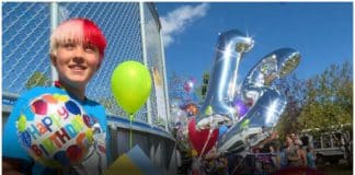 Desconhecidos organizam festa para adolescente que perdeu todos os amigos após assumir-se gay