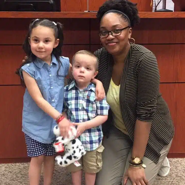 revistapazes.com - M&atilde;e negra &eacute; criticada por ter filhos brancos adotivos: "O amor vai al&eacute;m da cor da pele"