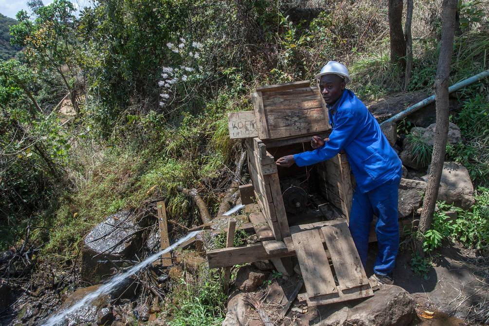revistapazes.com - Inventor leva eletricidade para vila inteira usando apenas sucata no Malauí