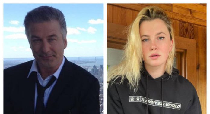 Filha de Alec Baldwin fica indignada com a mídia após tragédia que envolve o pai