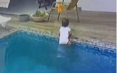 revistapazes.com - Vídeo de bebê que entra em piscina sozinha e é salva pelo pai viraliza: entenda o alerta