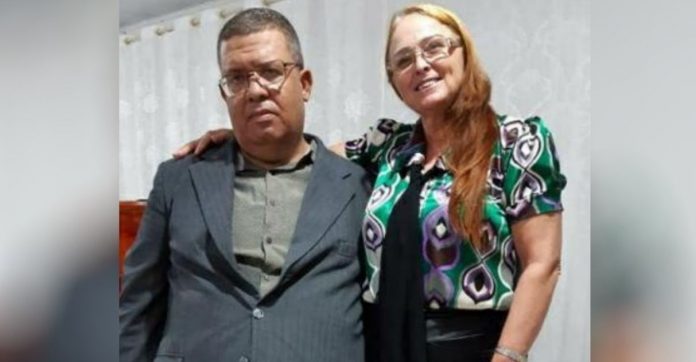 Viúva de pastor que afirmou que ressuscitaria passou 3 dias na funerária acreditando que ele voltaria a viver