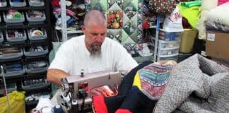 Presidiários aprendem a confeccionar cobertores para crianças que aguardam adoção em orfanatos