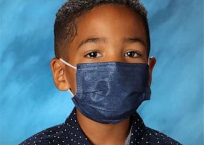 Criança se recusa a tirar máscara para a foto da escola e ganha R$ 180 mil como ‘prêmio’ pela boa conduta