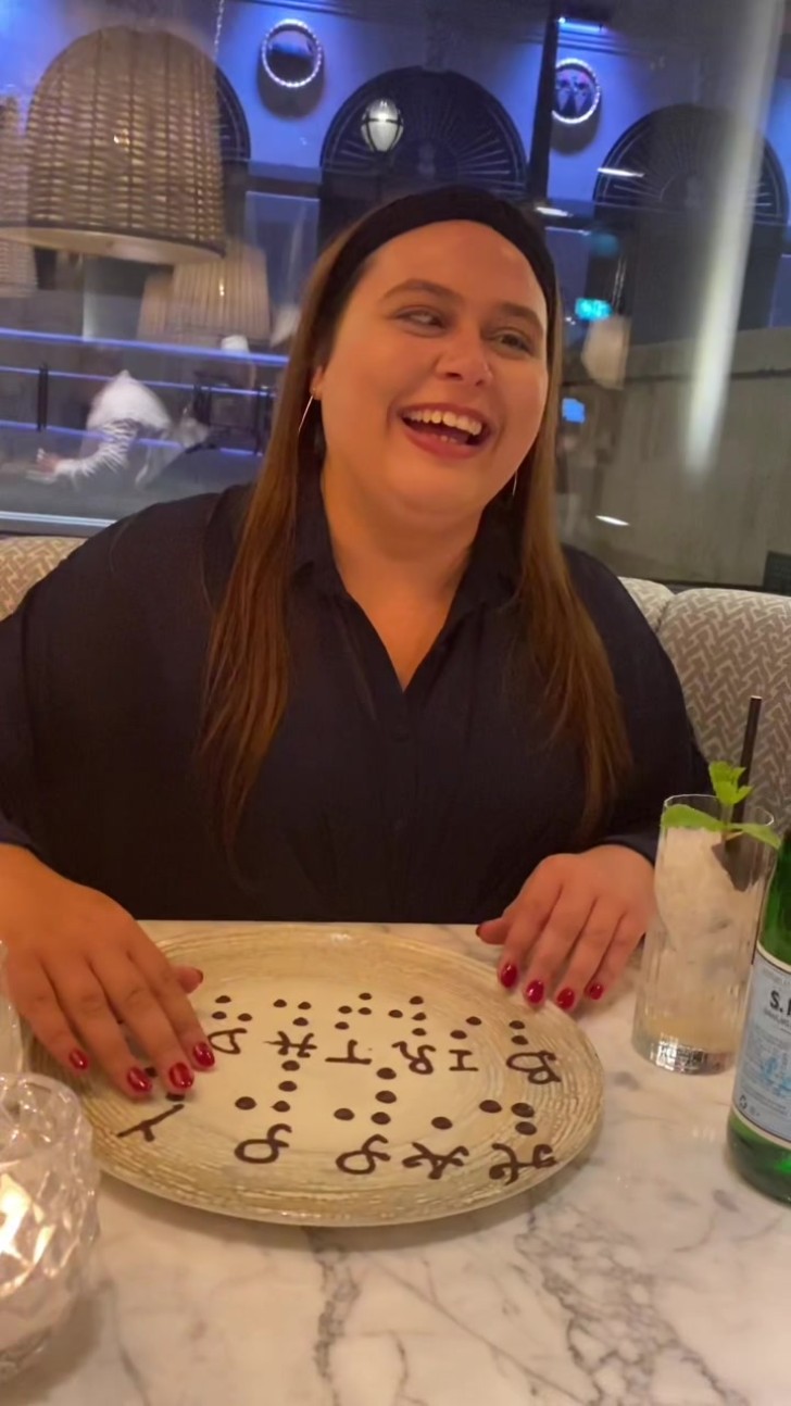 revistapazes.com - [VIDEO] Mulher cega recebe mensagem de feliz aniversário em braille feita por restaurante