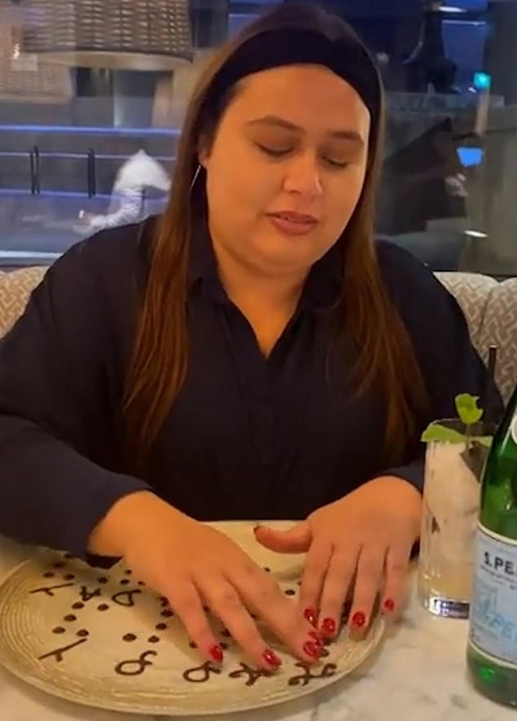 revistapazes.com - [VIDEO] Mulher cega recebe mensagem de feliz aniversário em braille feita por restaurante