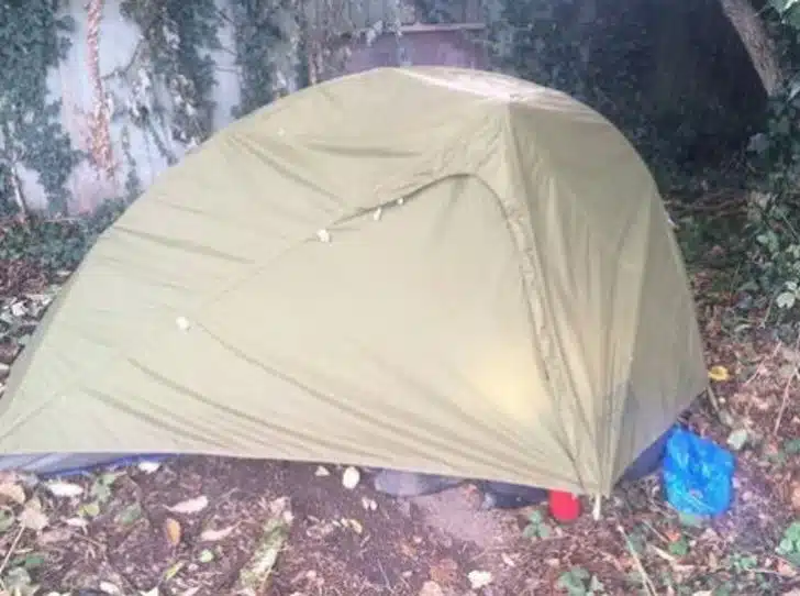 Professora morou 2 anos em uma barraca por falta de dinheiro: "Meus alunos nunca souberam" revistapazes.com - Professora morou 2 anos em uma barraca por falta de dinheiro: "Meus alunos nunca souberam"