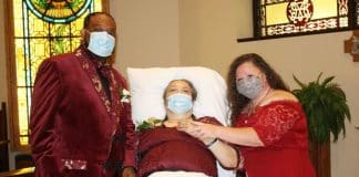 Casal oficializa matrimônio em hospital para que mãe do noivo, que está doente, possa participar