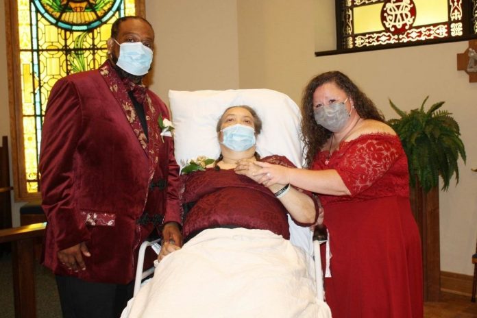 Casal oficializa matrimônio em hospital para que mãe do noivo, que está doente, possa participar