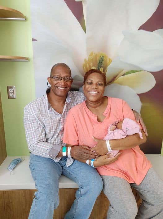revistapazes.com - Mãe dá à luz um "bebê milagroso" aos 50 anos, após quase uma década tentando engravidar