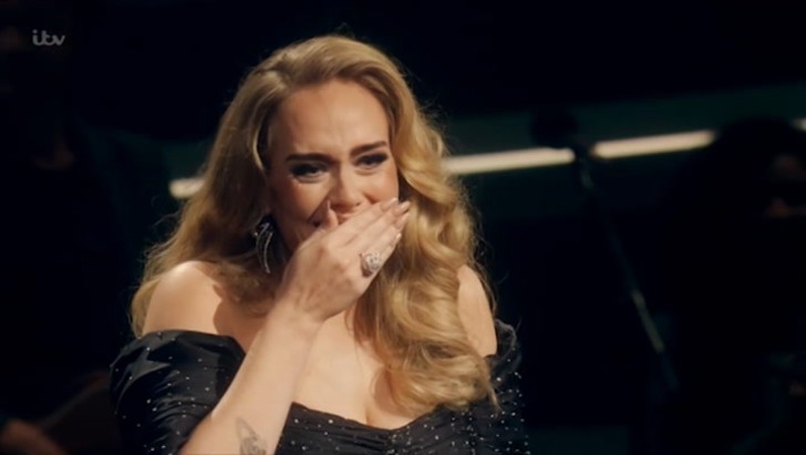 revistapazes.com - Adele reencontra sua antiga professora de inglês durante show: "Ela mudou minha vida"