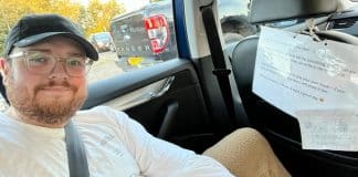 Motorista de aplicativo surdo usa “recadinhos” para se comunicar com seus passageiros