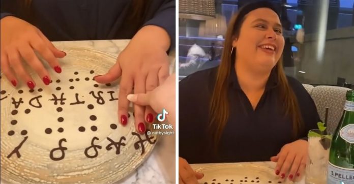 [VIDEO] Mulher cega recebe mensagem de feliz aniversário em braille feita por restaurante