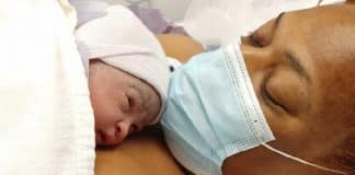 Mãe dá à luz um “bebê milagroso” aos 50 anos, após quase uma década tentando engravidar