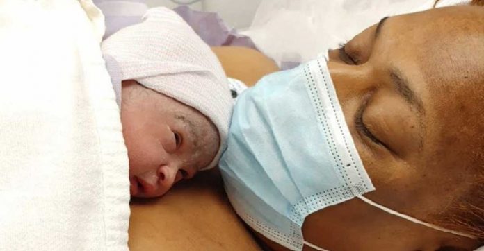Mãe dá à luz um “bebê milagroso” aos 50 anos, após quase uma década tentando engravidar