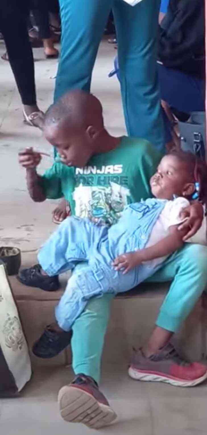 revistapazes.com - Menino alimenta irmãzinha enquanto mãe fazia exame na Nigéria: 'Amor de irmão'
