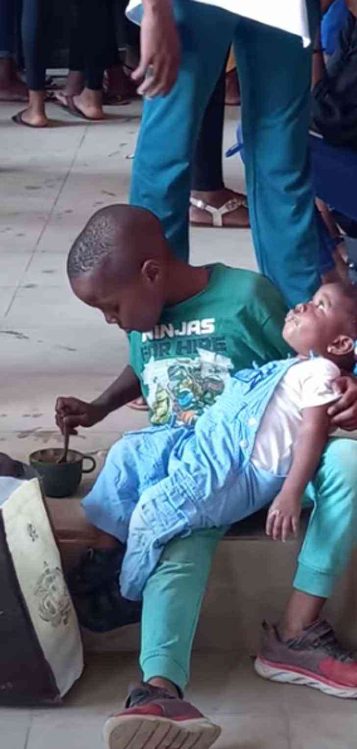 revistapazes.com - Menino alimenta irmãzinha enquanto mãe fazia exame na Nigéria: 'Amor de irmão'