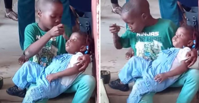 Menino alimenta irmãzinha enquanto mãe fazia exame na Nigéria: ‘Amor de irmão’