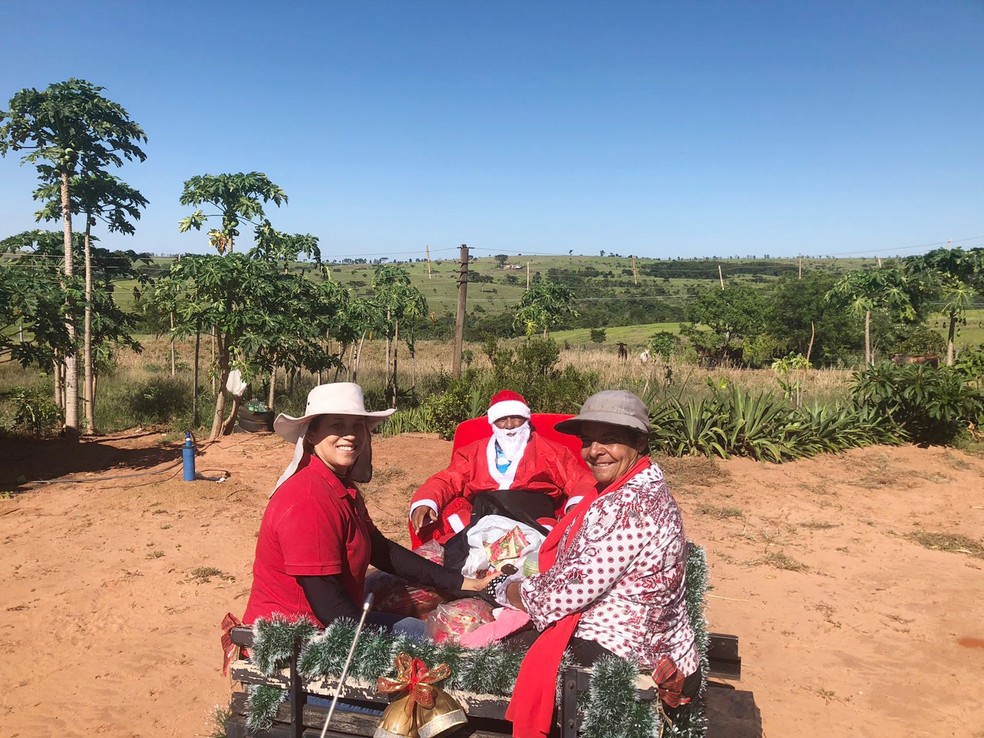 revistapazes.com - Papai Noel adapta 'treinó' em traseira de carro para distribuir presentes na zona rural de SP