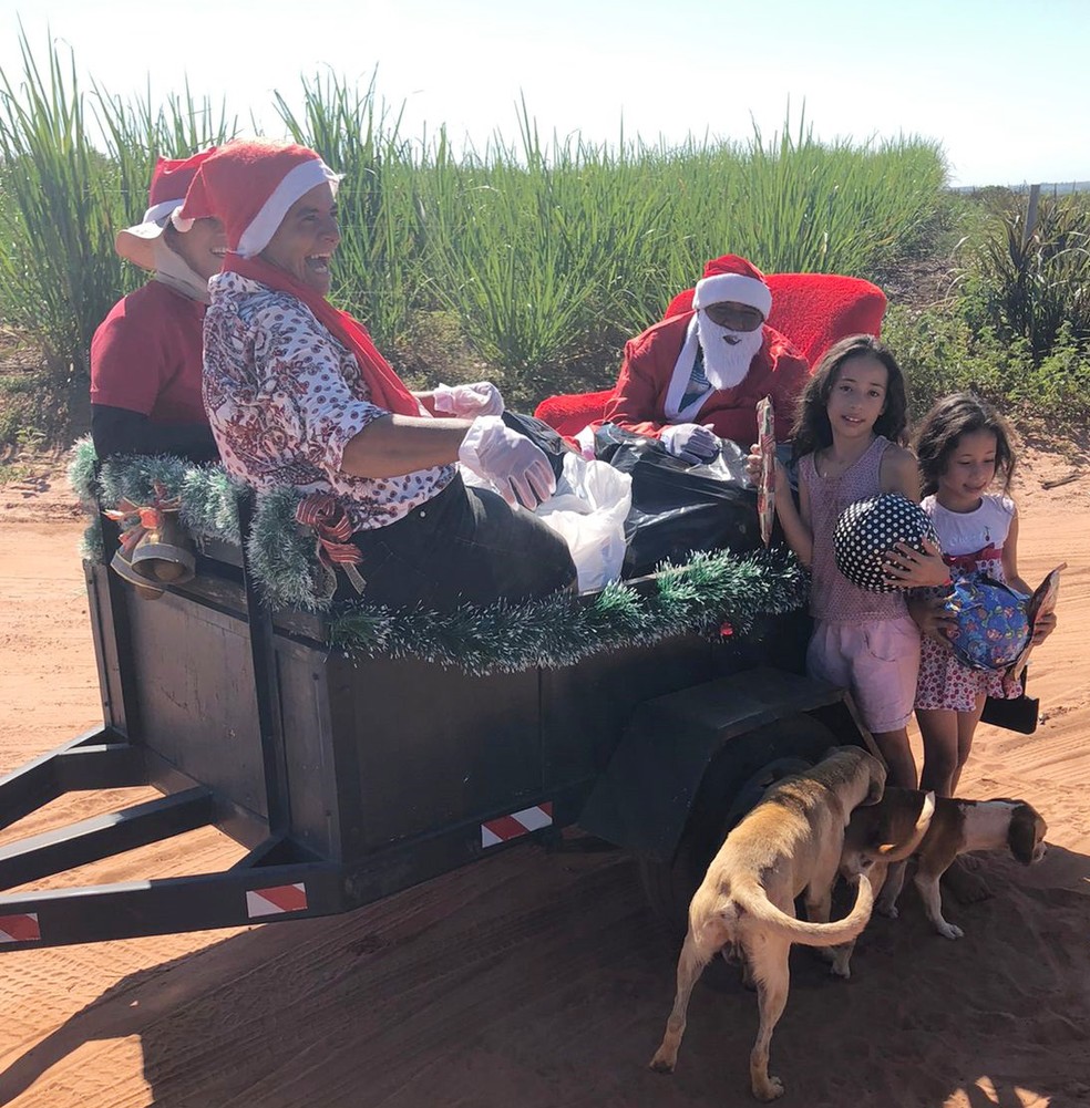 revistapazes.com - Papai Noel adapta 'treinó' em traseira de carro para distribuir presentes na zona rural de SP