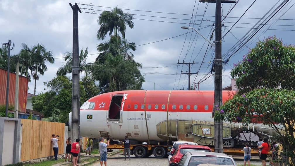 revistapazes.com - Casal de empresários compra Airbus e aeronave é transportada pelas ruas do Paraná [VIDEO]