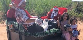 Papai Noel adapta ‘treinó’ em traseira de carro para distribuir presentes na zona rural de SP