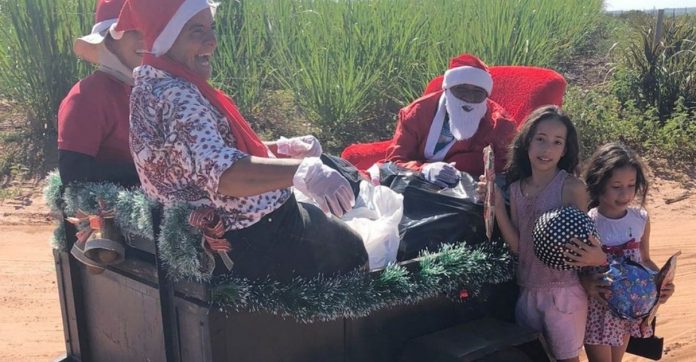 Papai Noel adapta ‘treinó’ em traseira de carro para distribuir presentes na zona rural de SP