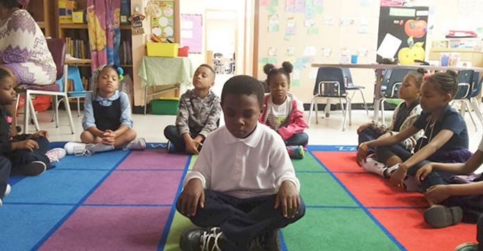 Em vez de castigo, escola dos EUA manda alunos mal-criados para meditação