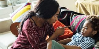 Por que você deve parar de dizer ao seu filho para “ele se comportar bem”