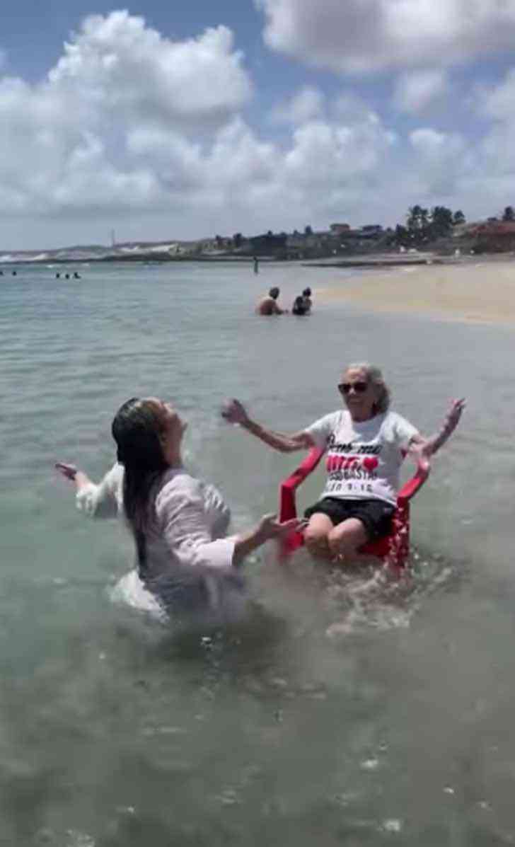 revistapazes.com - Neta realiza sonho da avó de 94 anos ao levá-la ao mar pela primeira vez [VIDEO]