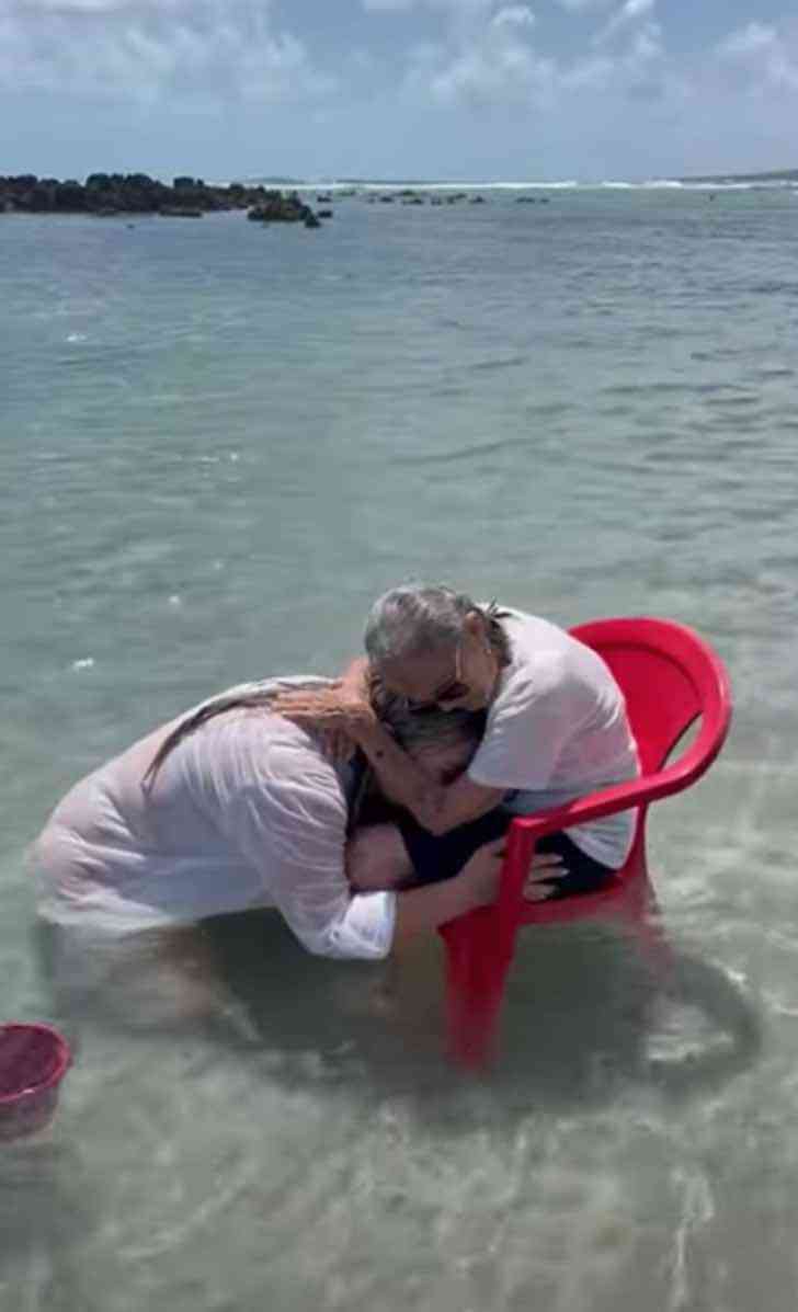 revistapazes.com - Neta realiza sonho da avó de 94 anos ao levá-la ao mar pela primeira vez [VIDEO]
